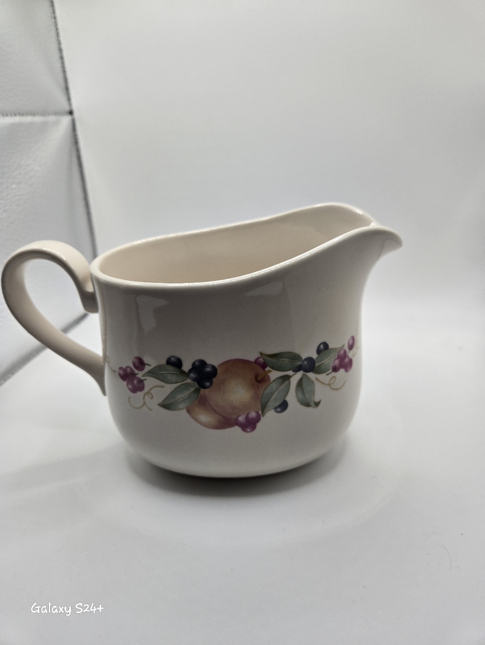 CORNING CORELLE ABUNDANCE Gravy Boat Classic Fruit & Berry Design
